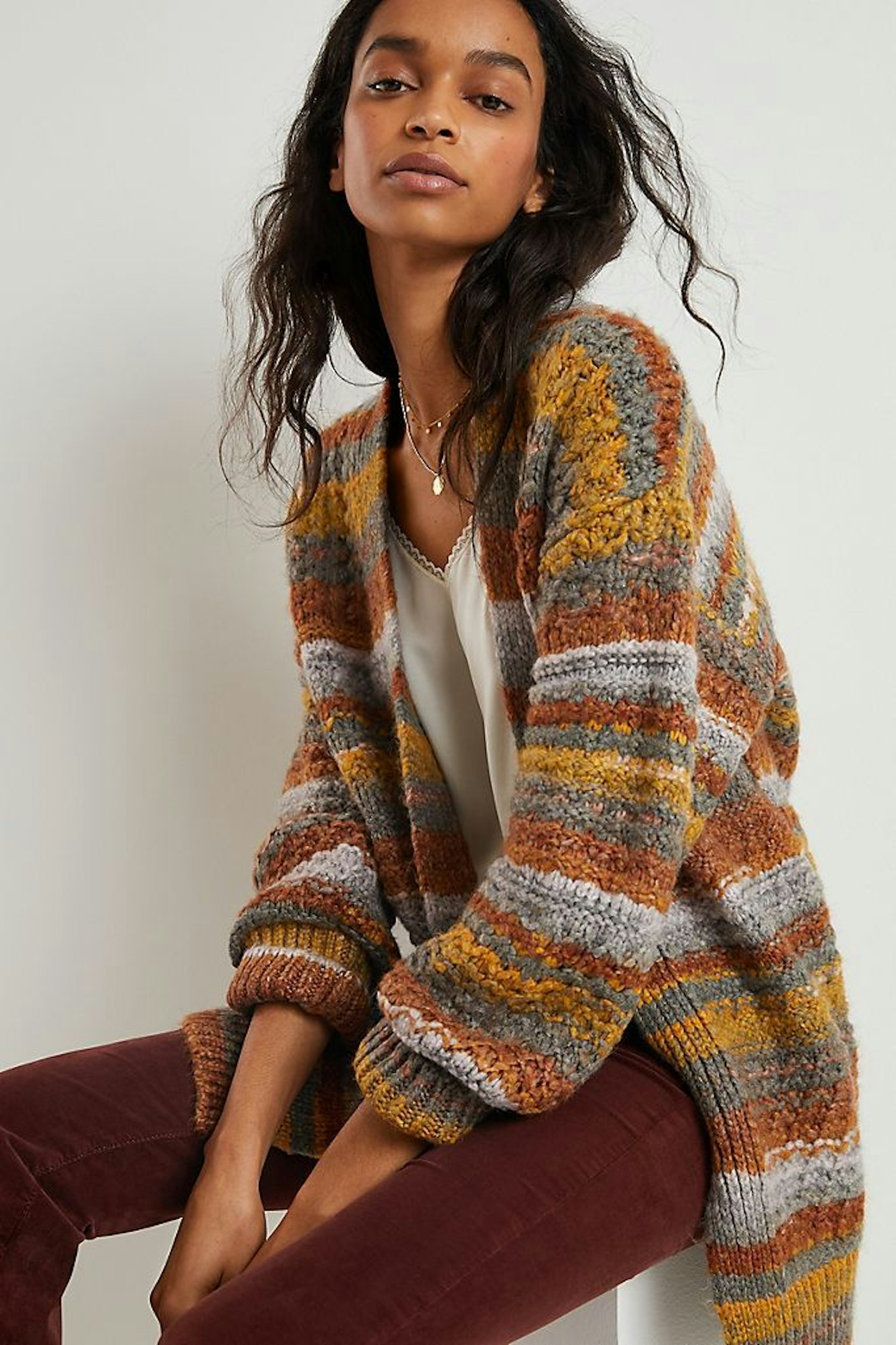 lucy-textured-cardigan-love-quinn-you-season-3-cafe