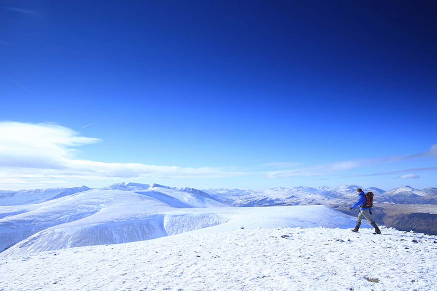 vWalking in a winter wonderland on the Eastern Fells of the Lake District.