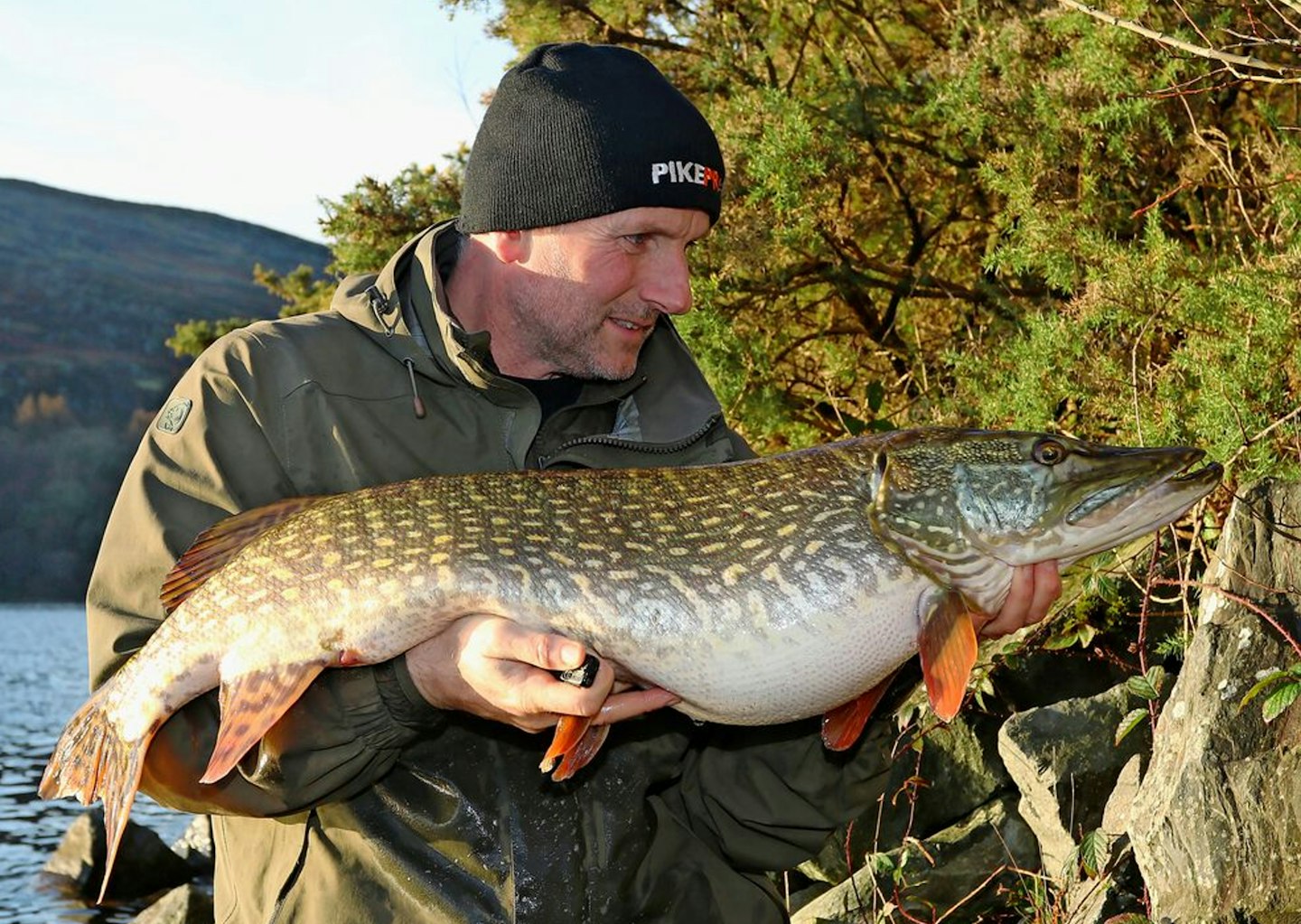 The right way to hold a pike – note the hand positions