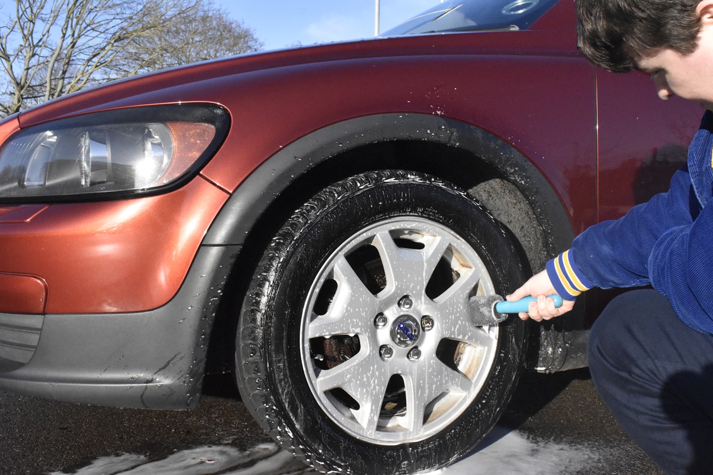 Cleaning a car wheel