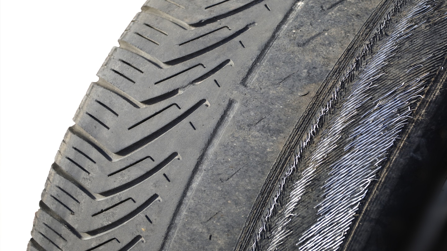 Tyre with heavily worn inside tread