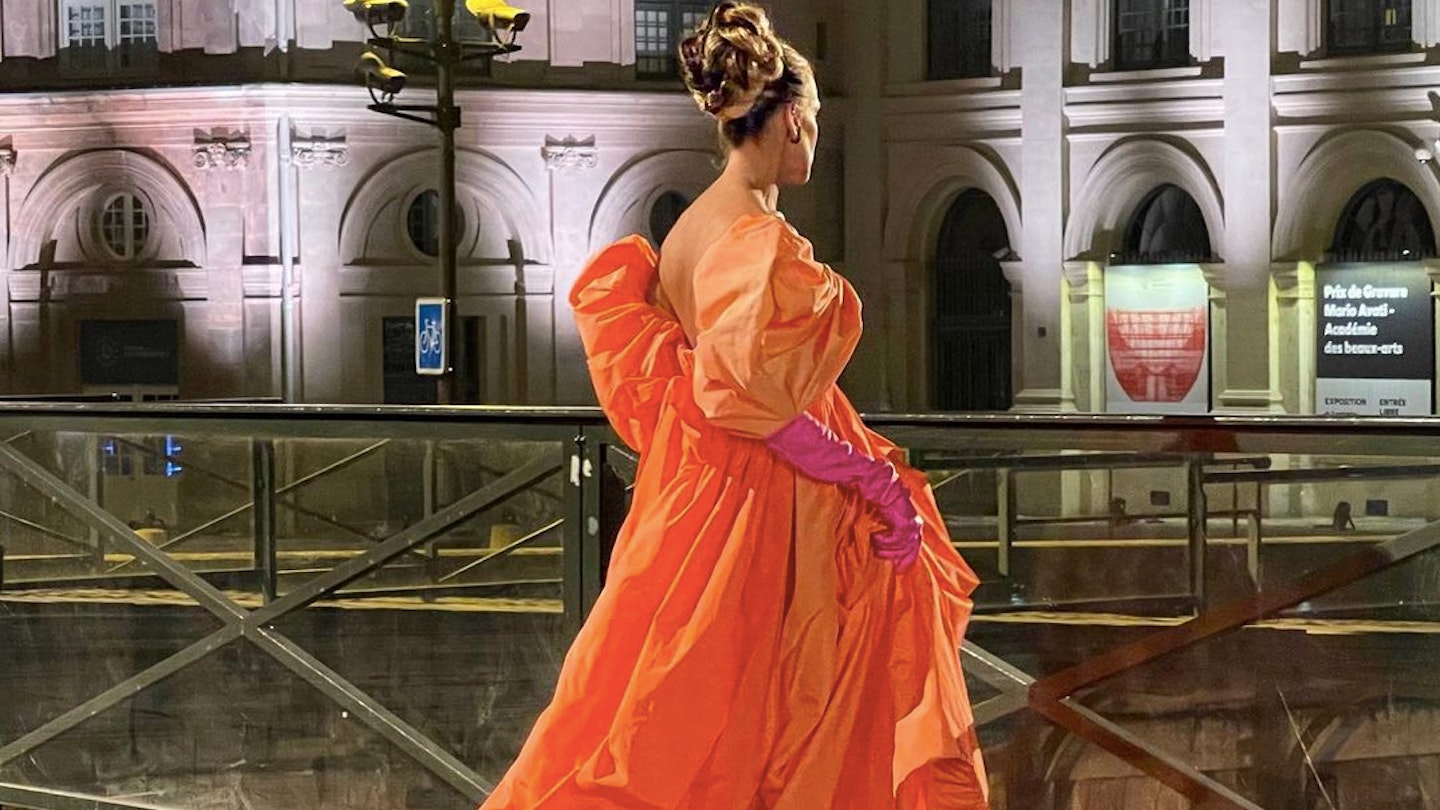 and just like that carrie orange dress On the season finale of 'And Just Like That,' Carrie Bradshaw in Paris to spread Big's ashes from her Timmy Woods Eiffel Tower bag. Wearing a Valentino Spring 2019 Haute Couture orange