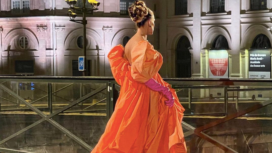 carrie orange dress Carrie Bradshaw wears orange Valentino dress And Just Like That