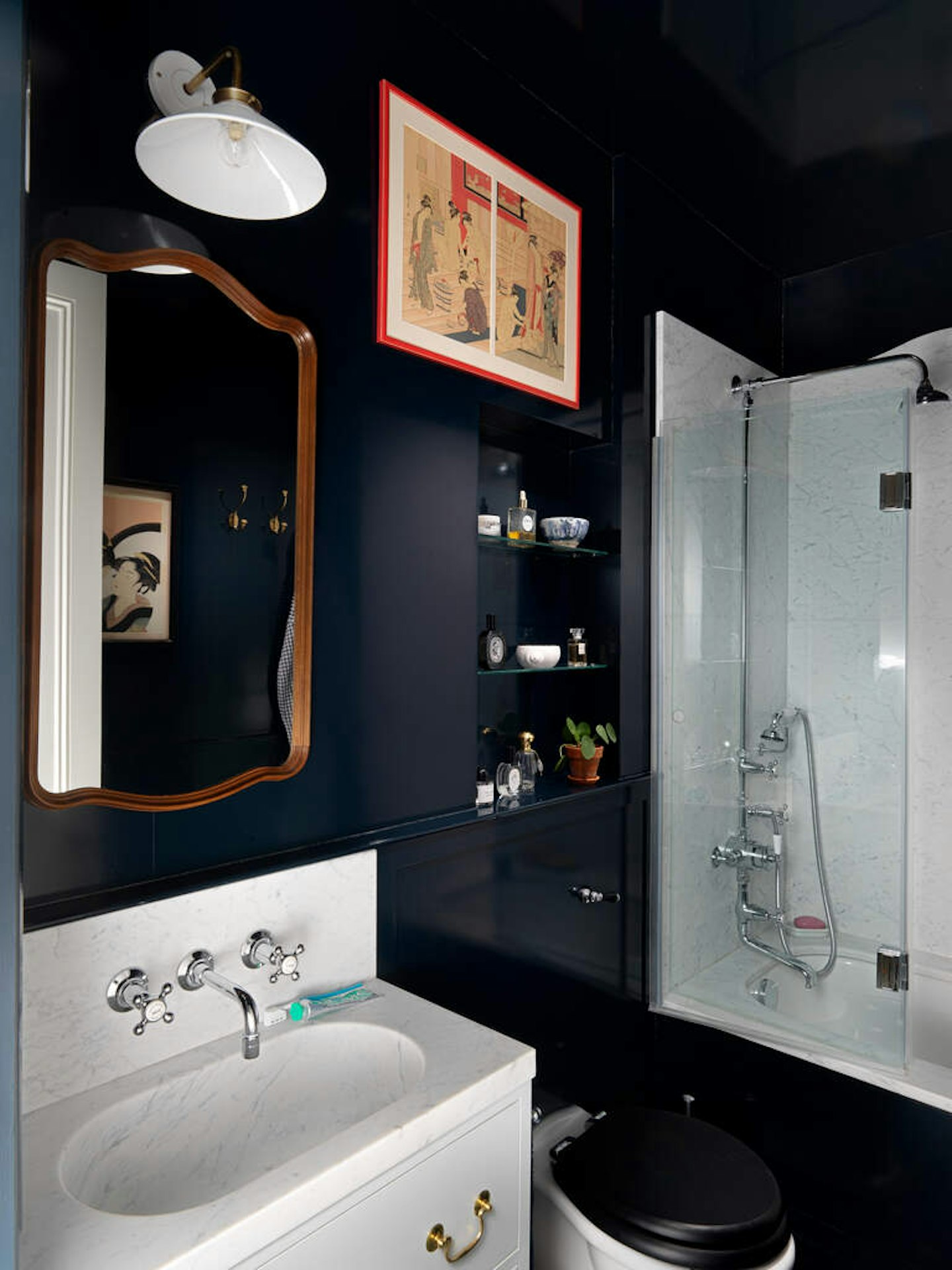 how to decorate a small bathroom space
