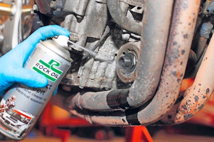 Cleaning the oil filter mounting surface