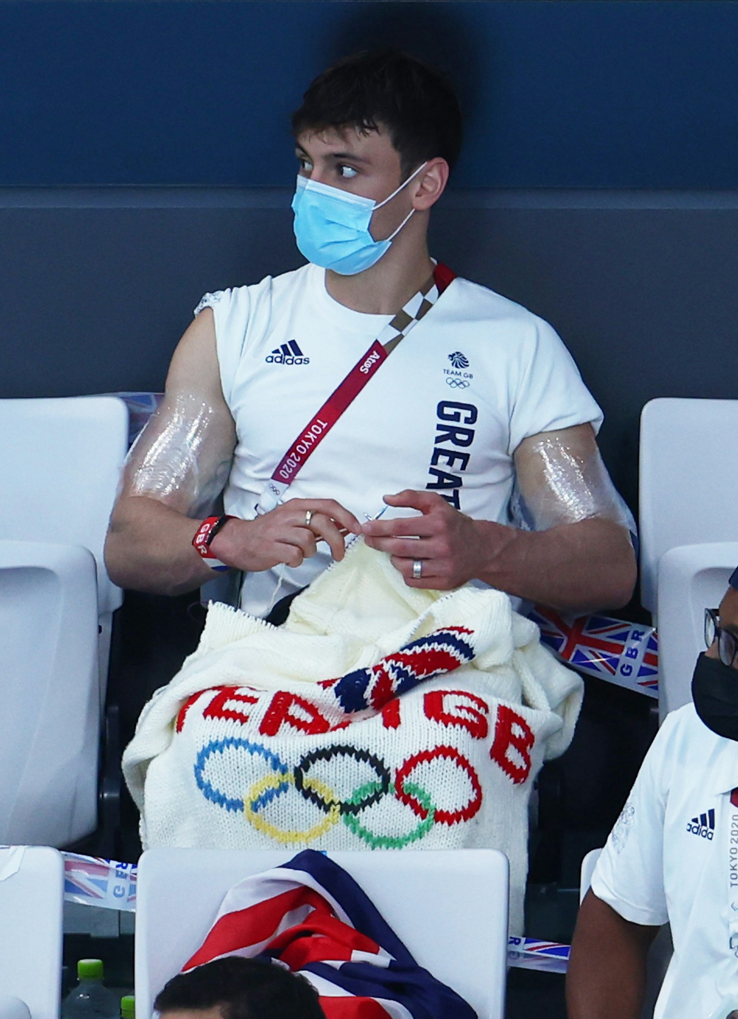 Tom Daley knitting at the Olympics 
