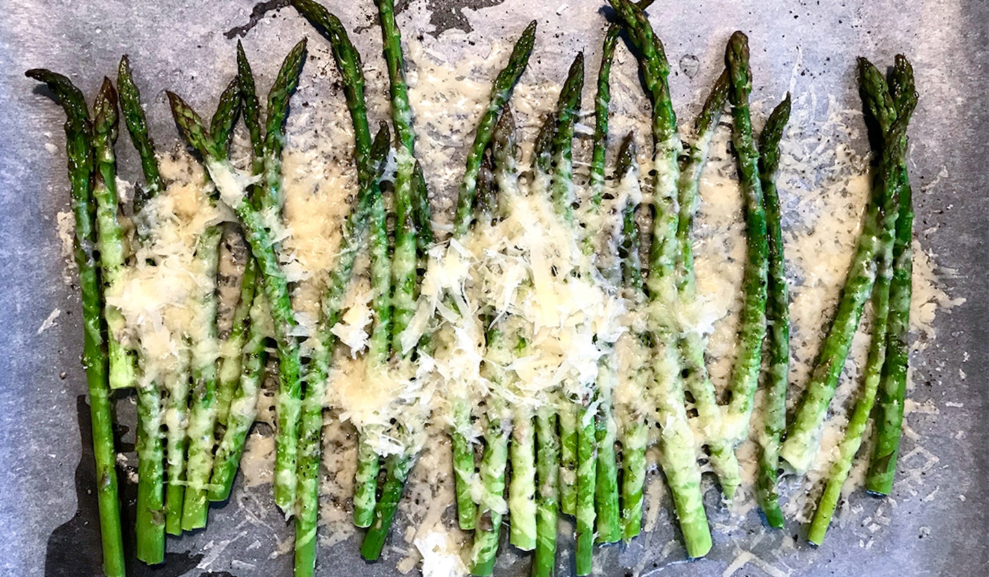 Cheesy garlic roasted asparagus