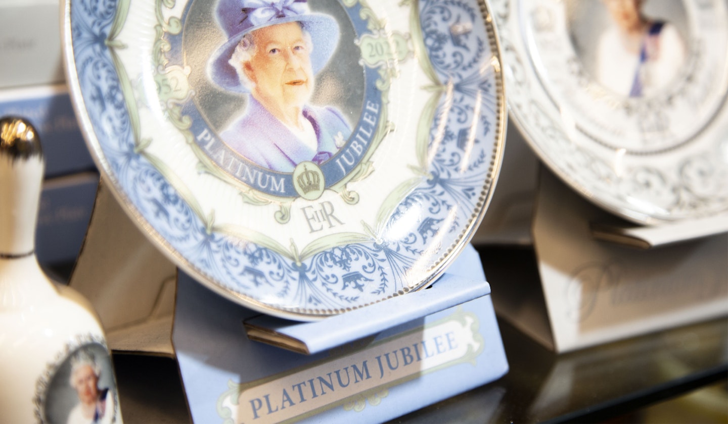 queen-elizabeth-platinum-jubilee-memorabilia-merchandise