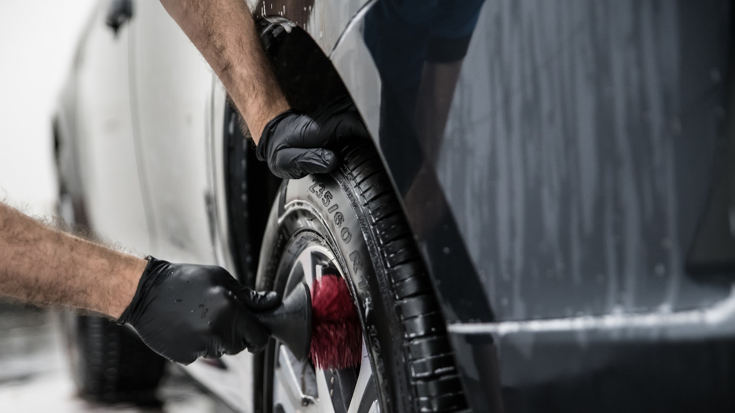 The best barrel brushes for deep cleaning alloy wheels