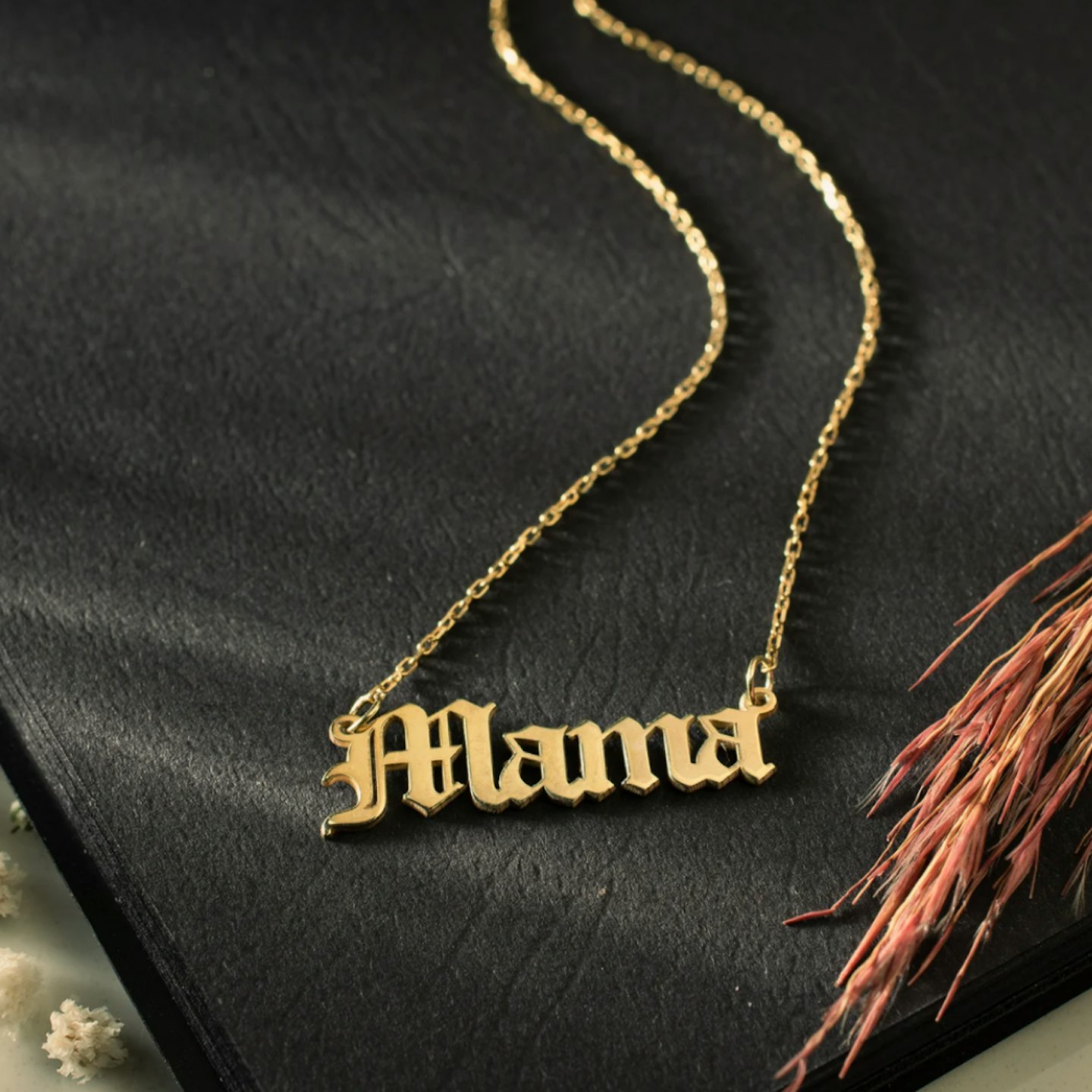 https://www.etsy.com/uk/listing/1083368639/custom-name-necklaceold-english-name?gpla=1&gao=1&utm_source=google&utm_medium=cpc&utm_campaign=shopping_uk_en_gb_b-jewelry-necklaces-monogram_and_name_necklaces&utm_custom1=_k_Cj0KCQjwuMuRBhCJARIsAHXdnqN1b7QzK6cP_mnlLXtxIPVVT1yChvCedRCOICfH1q10T-JoAuj1tMAaAvfLEALw_wcB_k_&utm_content=go_12604682382_120630415820_508814447921_pla-354468015241_c__1083368639engb_553496979&utm_custom2=12604682382&gclid=Cj0KCQjwuMuRBhCJARIsAHXdnqN1b7QzK6cP_mnlLXtxIPVVT1yChvCedRCOICfH1q10T-JoAuj1tMAaAvfLEALw_wcB&variation0=2530798609