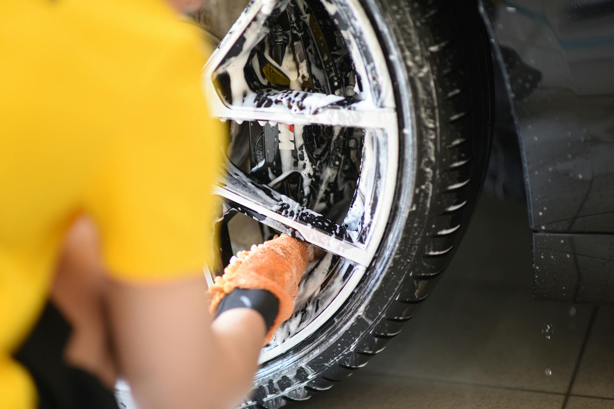 The best wheel mitts for cleaning delicate alloy wheels