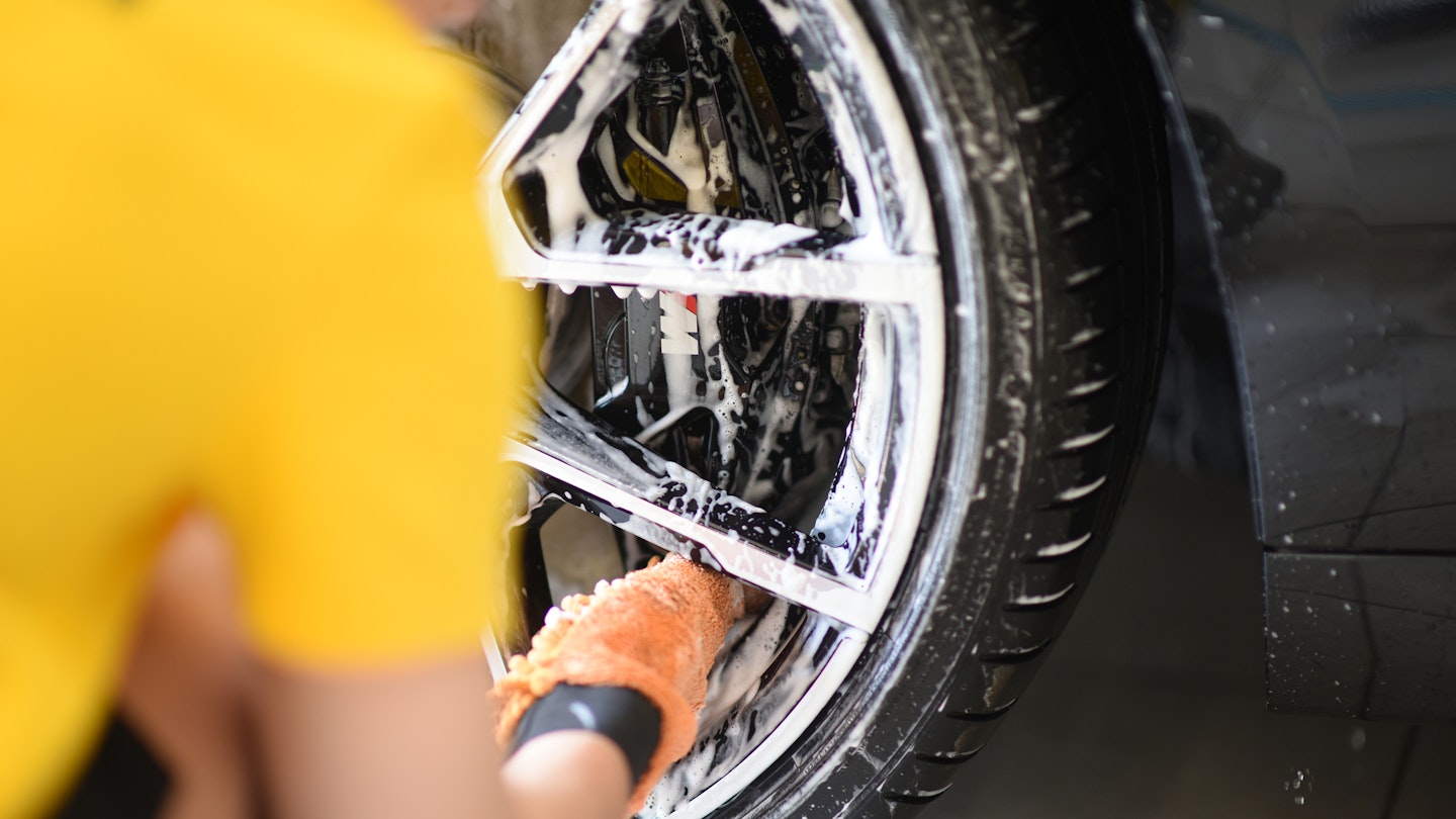 Cleaning a wheel with a wash mitt