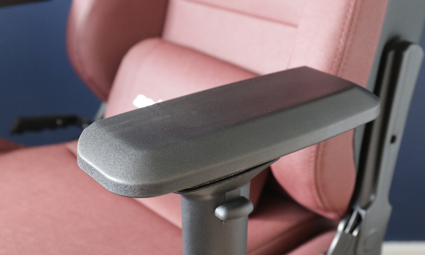 Anda Seat Kaiser 2 gaming chair armrests
