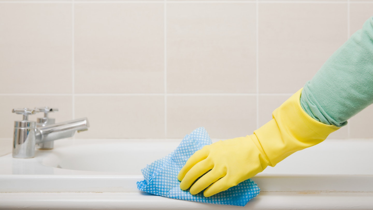 Cleaning bath and tap crevices