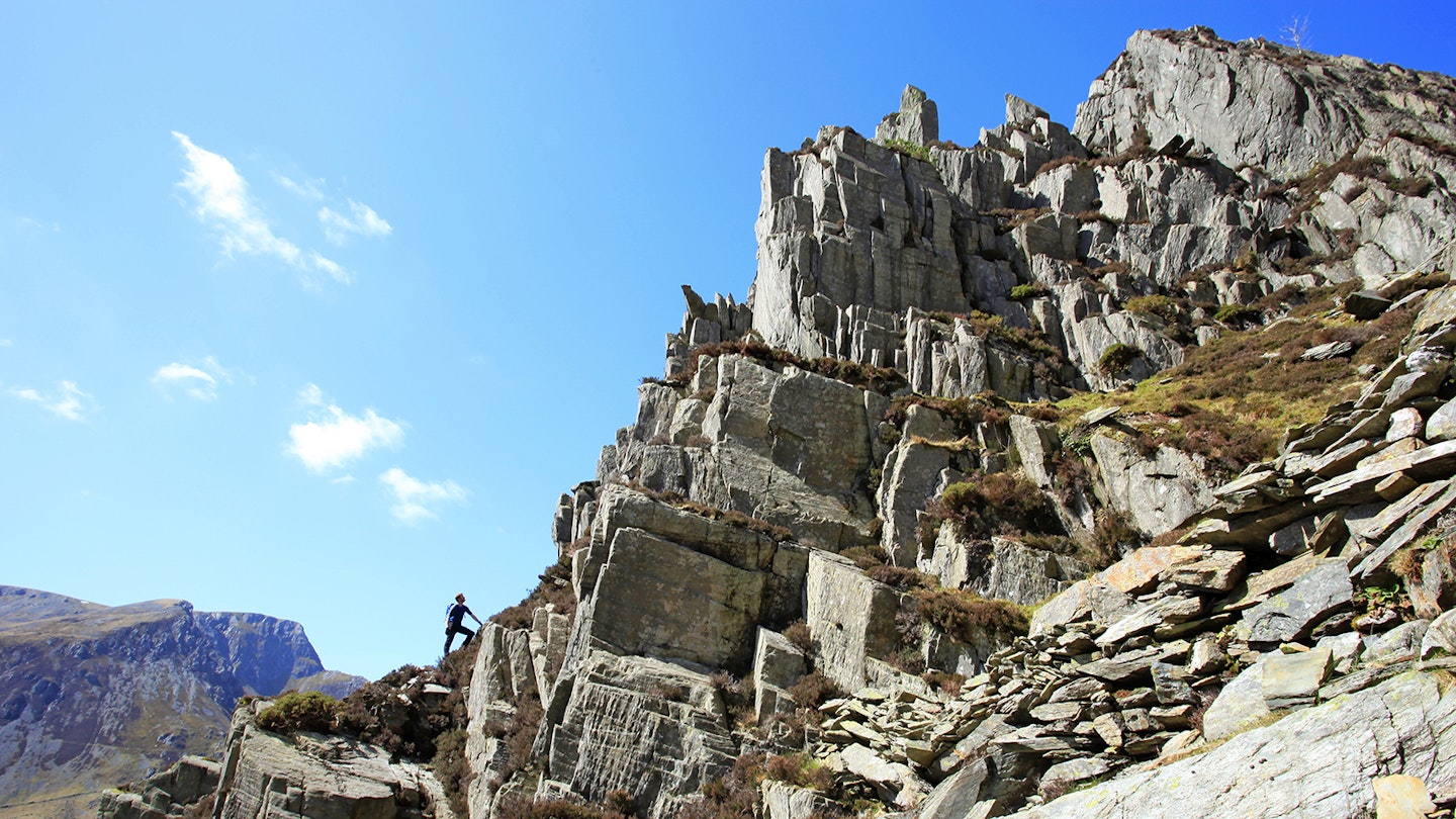 At the start of the ridge scramble. Notice the old stone wall spanning the gully on the bottom right of  the picture – a key landmark.