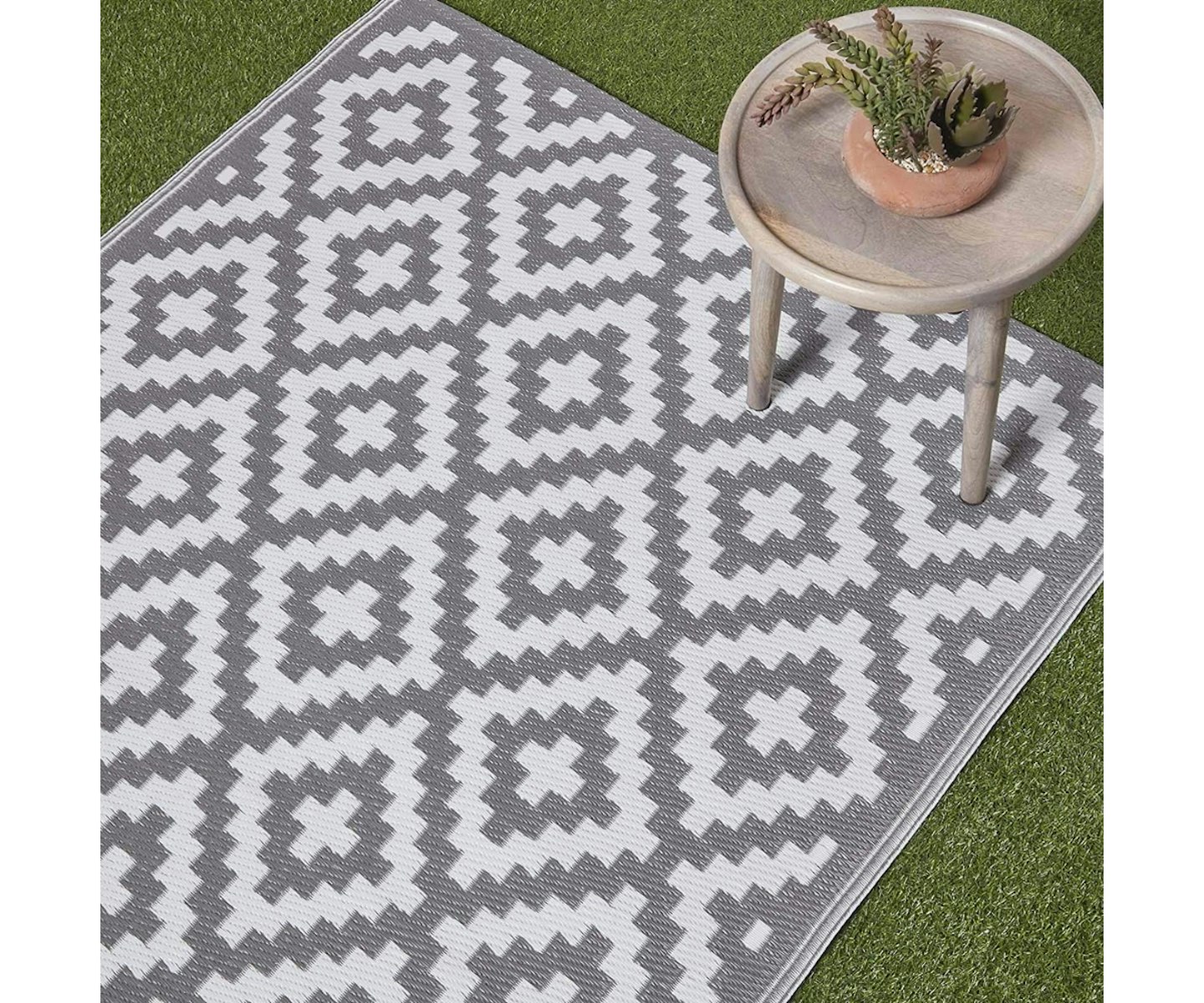 HOMESCAPES White & Grey Outdoor Rug