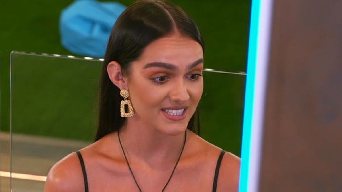 siannise love island green dress Former Love Island star shares battle with anxiety and depression