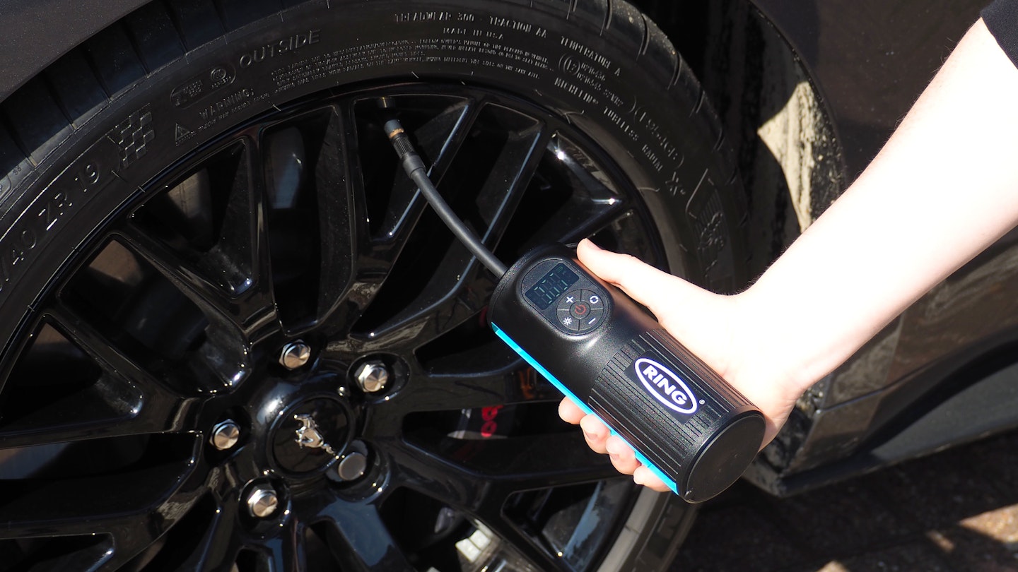 Ring RTC2000 inflating car tyre