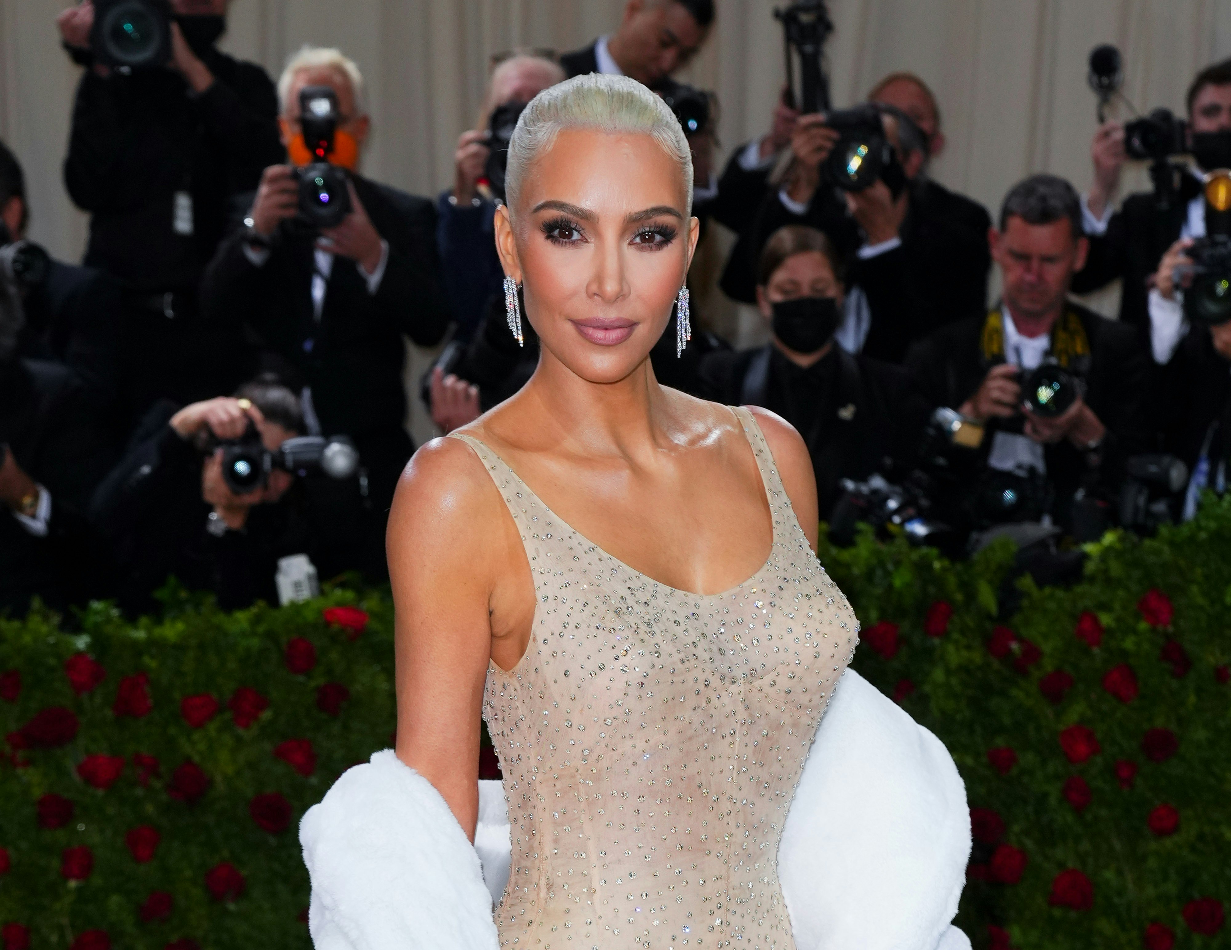 Don't Use 'Dangerous' Sauna Suits Like Kim Kardashian, Doctor Says