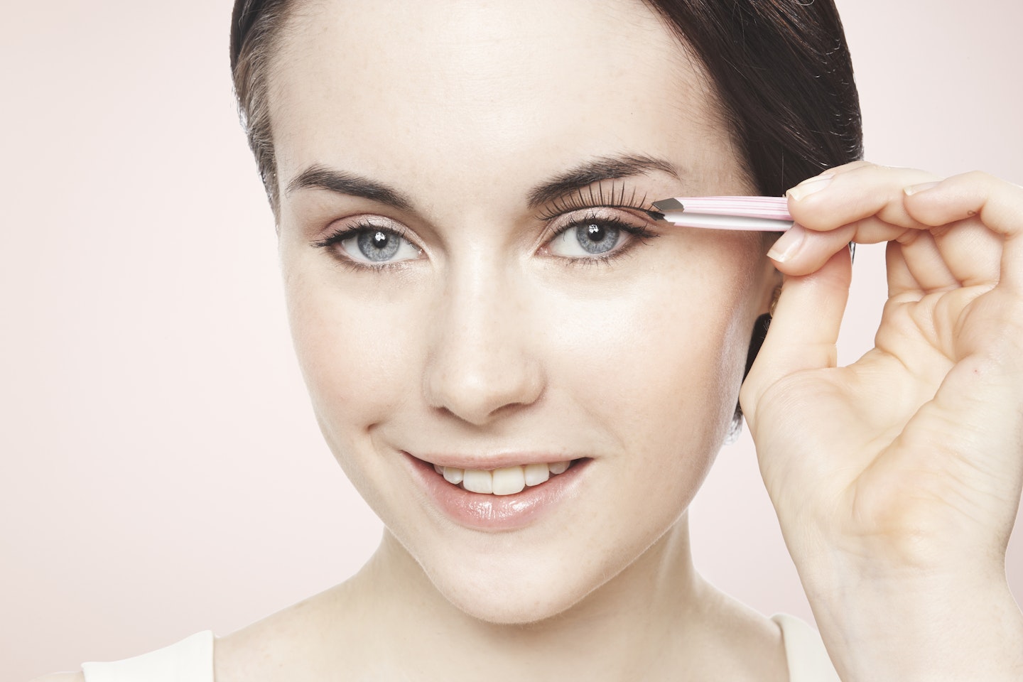 how to apply false eyelashes