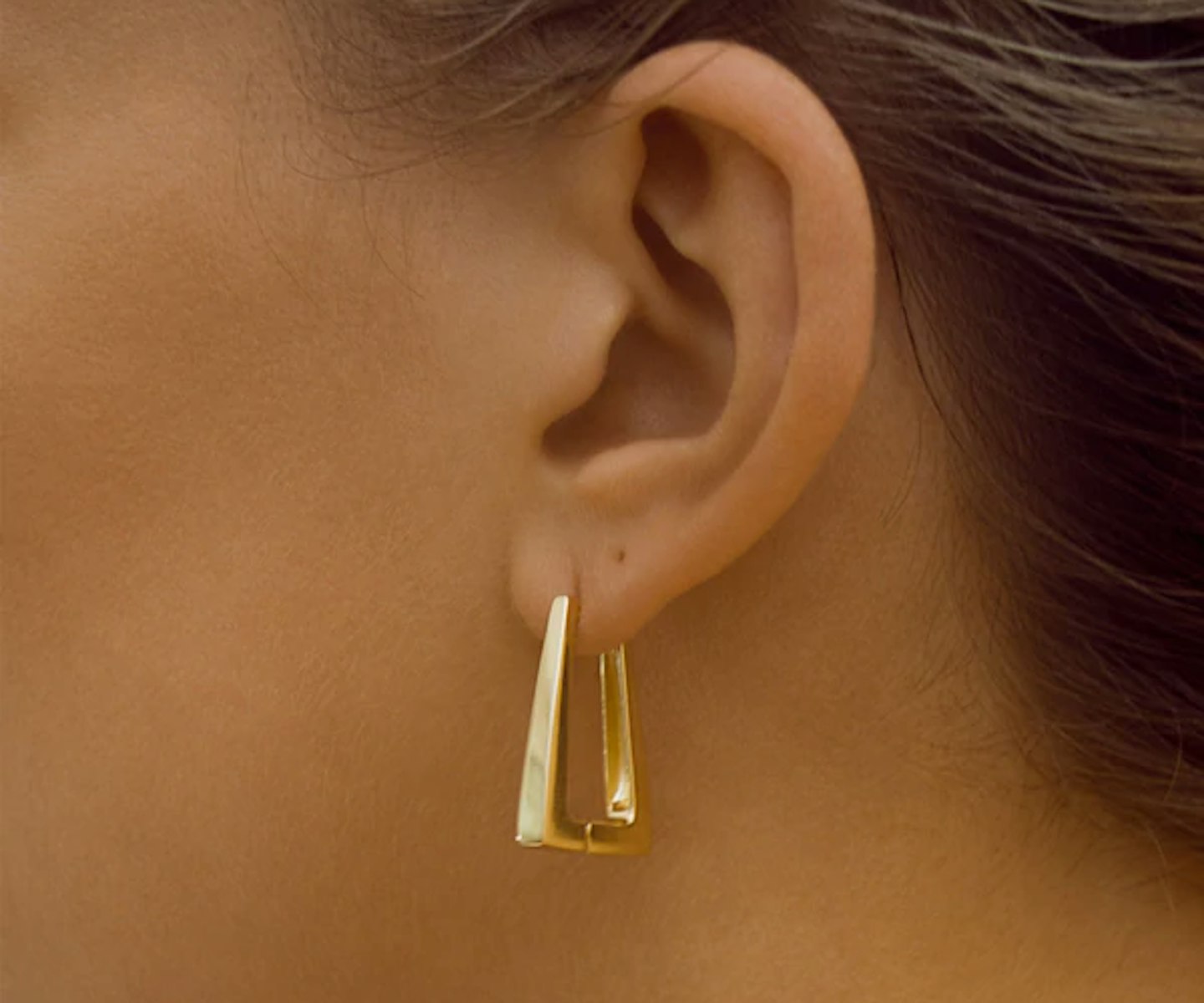 Spells of Love, Alia Hoops