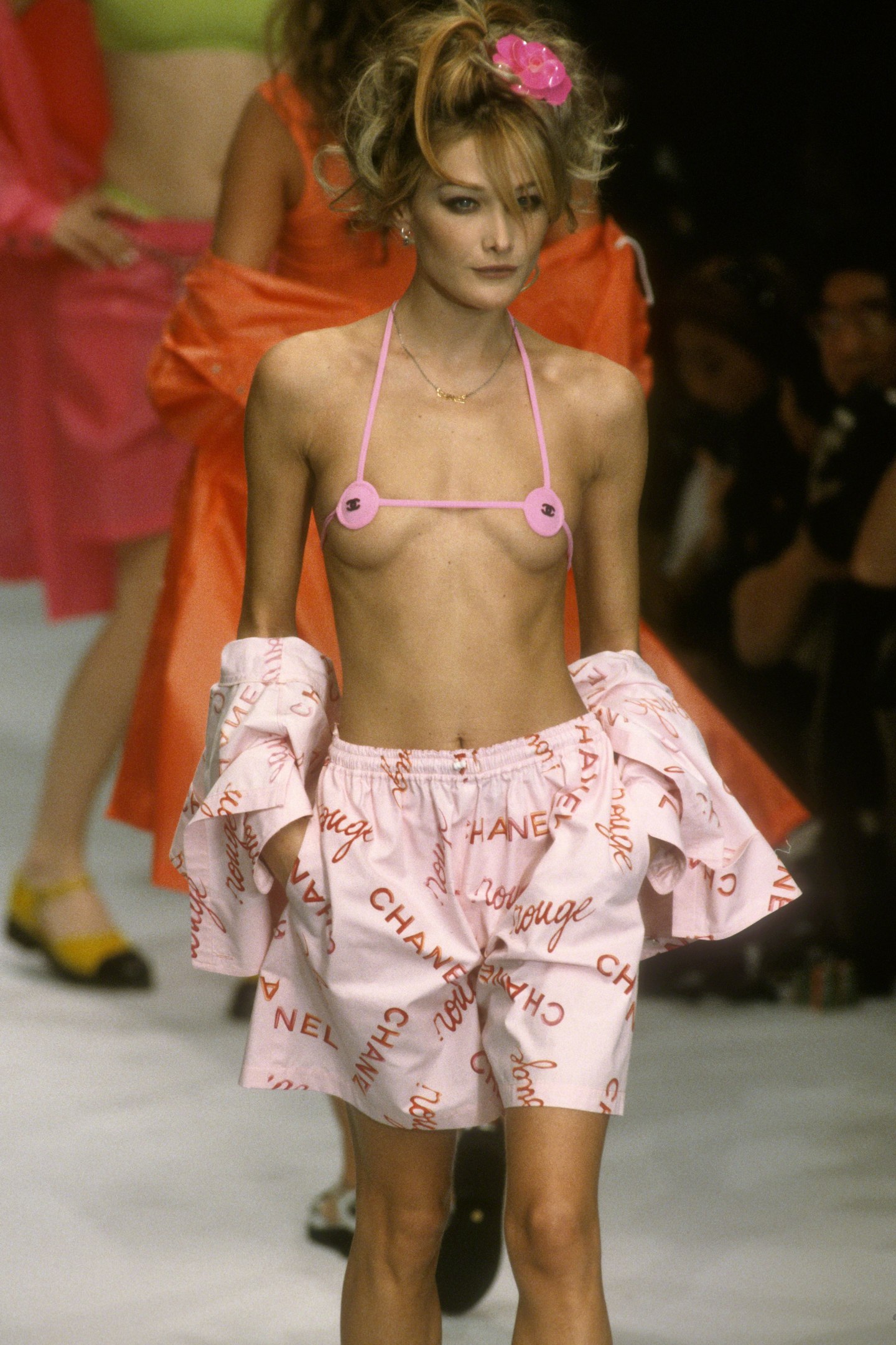 Chanel exhibition catwalk moments Carla Bruni On The Runway For The Chanel Spring 1996 Collection