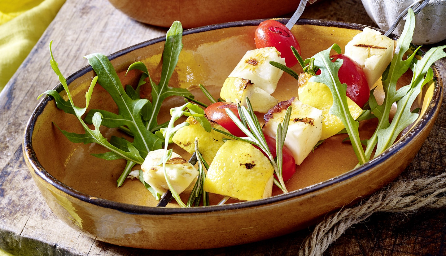 Barbecue skewers: Halloumi, tomato and rosemary