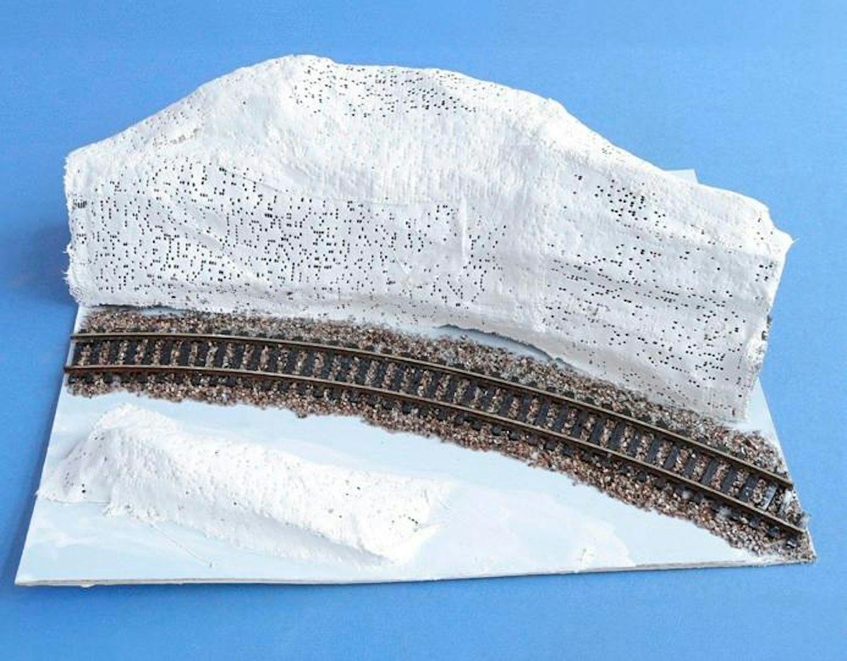Painting Model Plaster Rocks HOW TO: USE PLASTER TO CREATE LIFELIKE ROCK FACES | Model Rail
