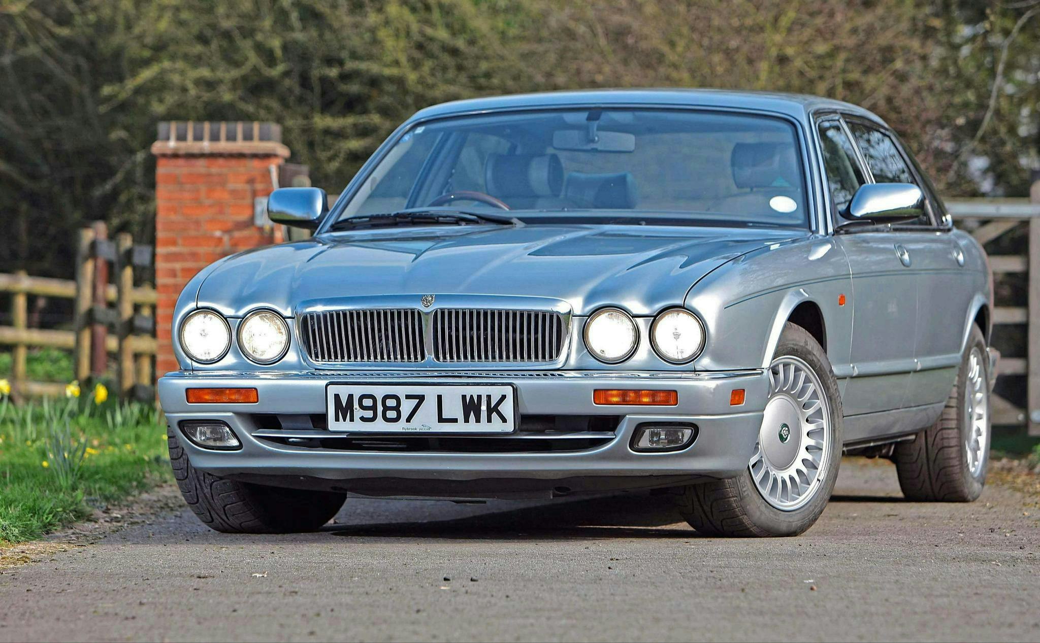 This image has an empty alt attribute; its file name is jag1.jpg