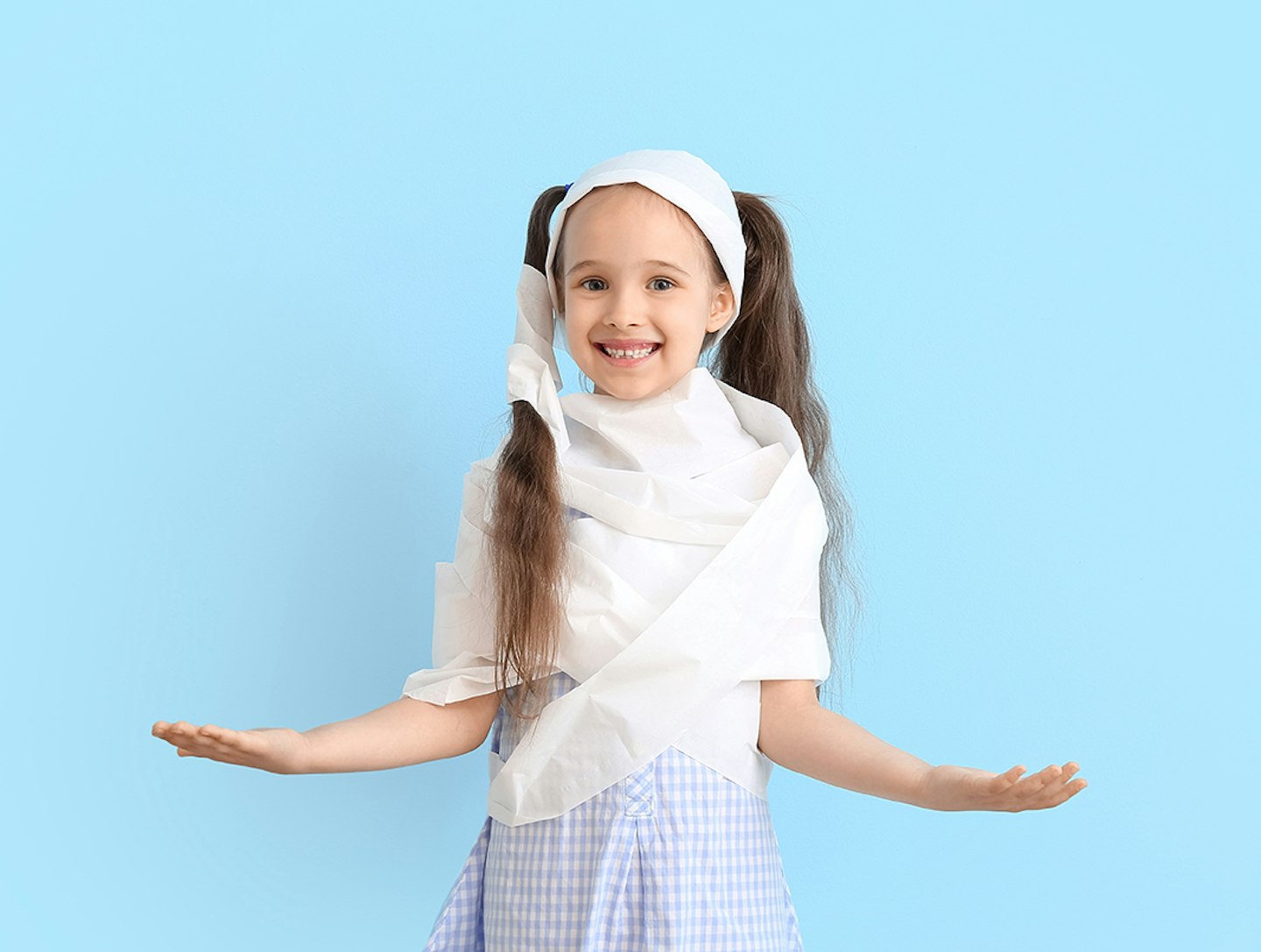 Girl in toilet roll mummy costume game