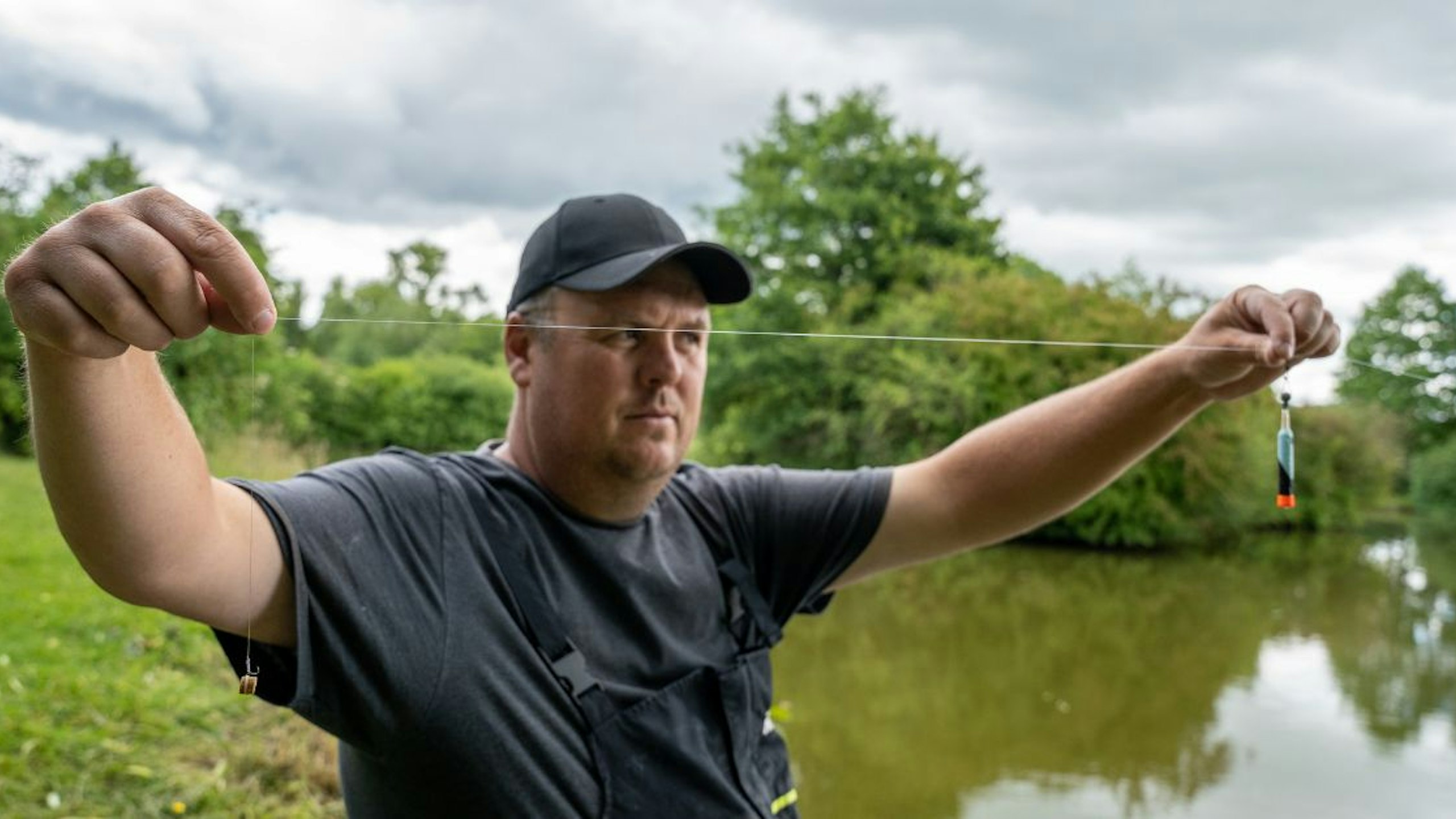 Angler holding a rig