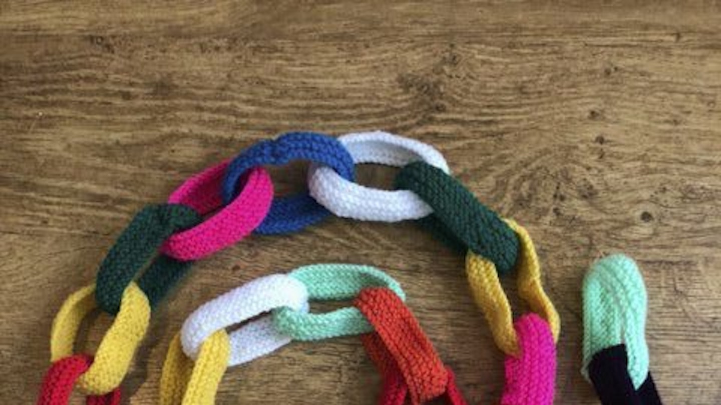 Knitted decorative chain