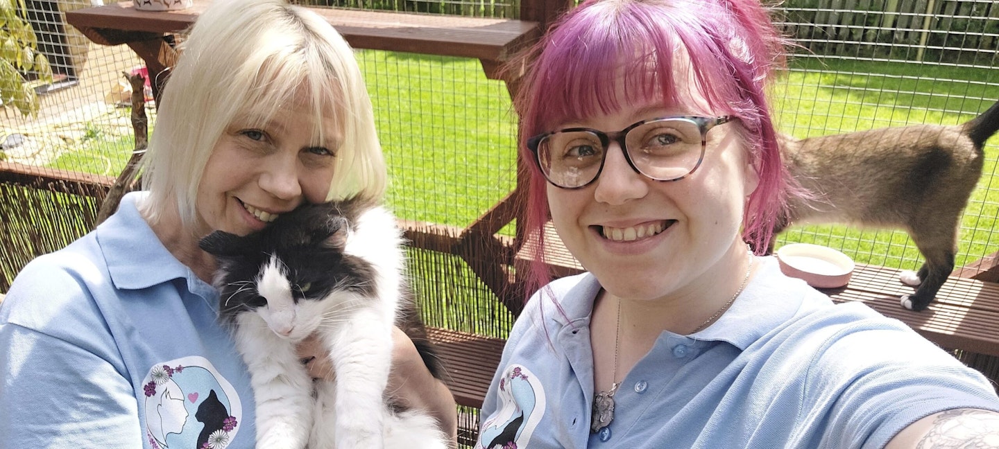 Mum and daughter cat rescue