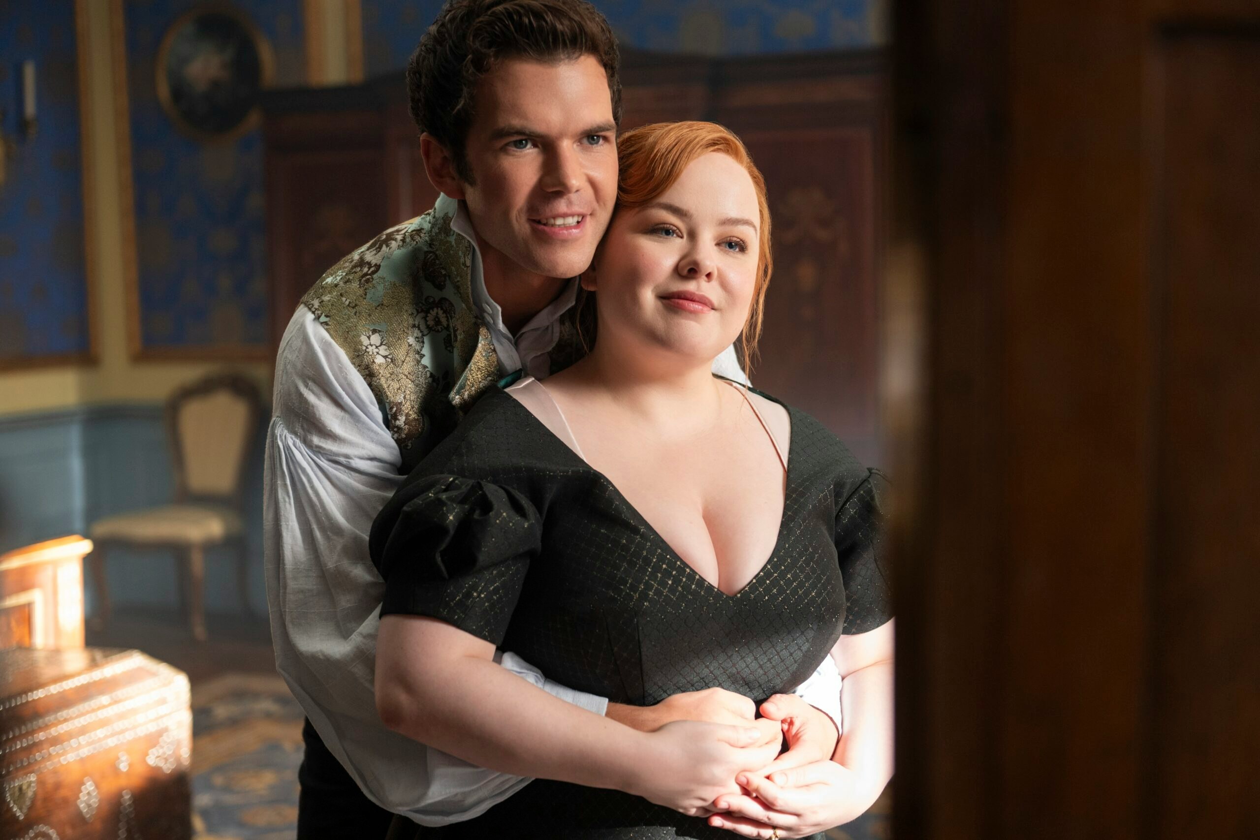 Luke Newton as Colin Bridgerton, Nicola Coughlan as Penelope Bridgerton in Bridgerton.