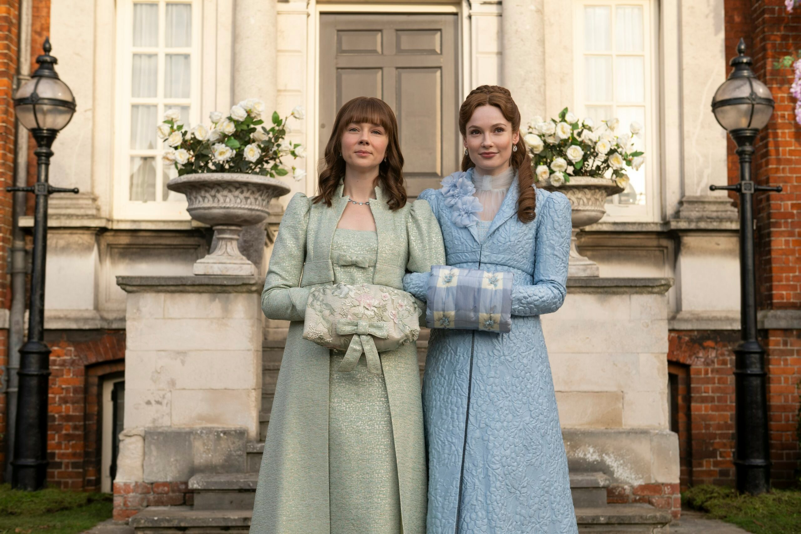 Claudia Jessie as Eloise Bridgerton, Hannah Dodd as Francesca Bridgerton in f Bridgerton.