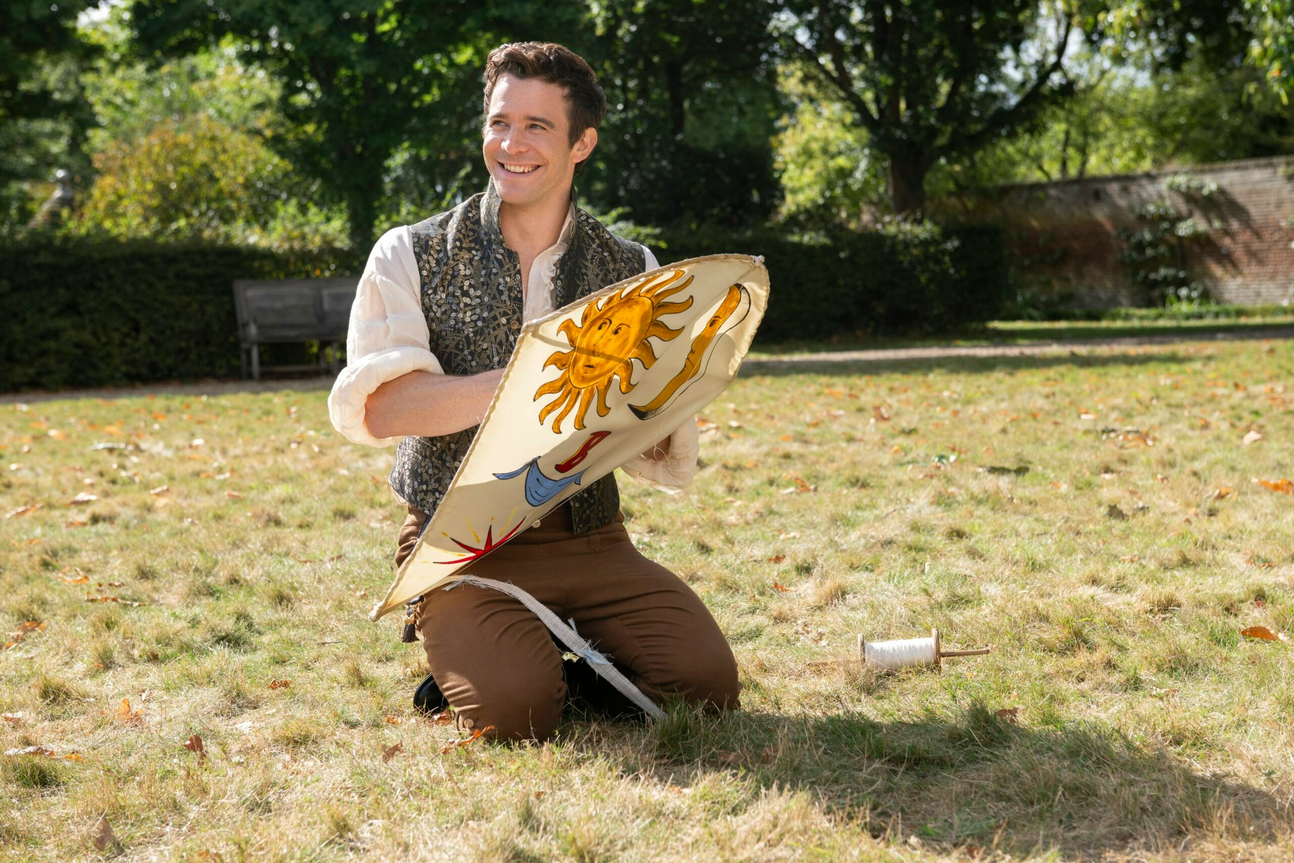 Luke Thompson as Benedict Bridgerton in Bridgerton.