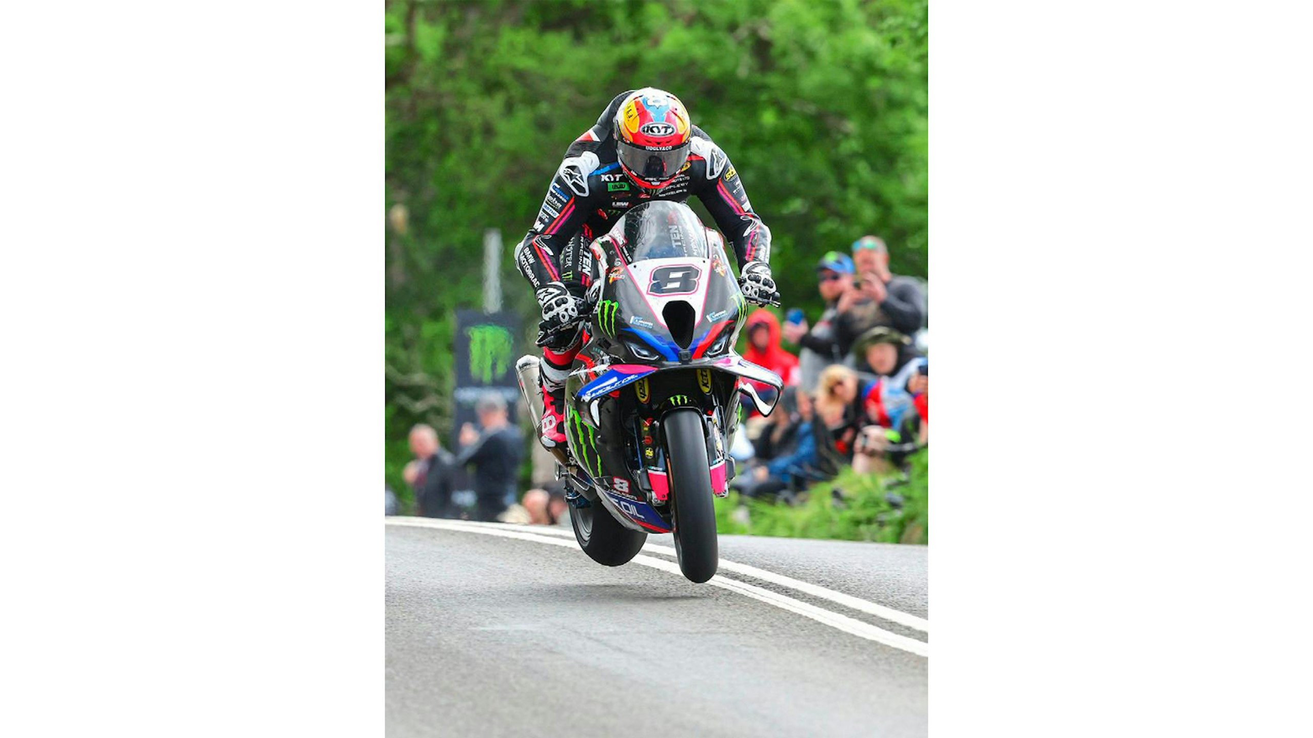As a spectacle, the IOM TT is unmactched BMW PRESSCLUB / DOUBLE RED