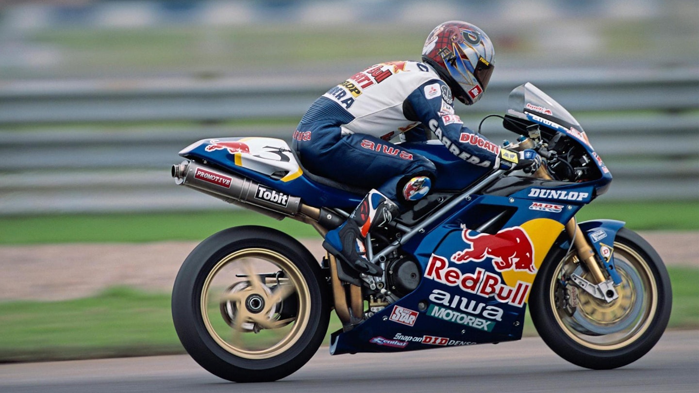 Once he’d got the hang of riding a V-twin, John was devastatingly fast on the Reve Red Bull 996. This is in BSB in 2000; he won the title the following year