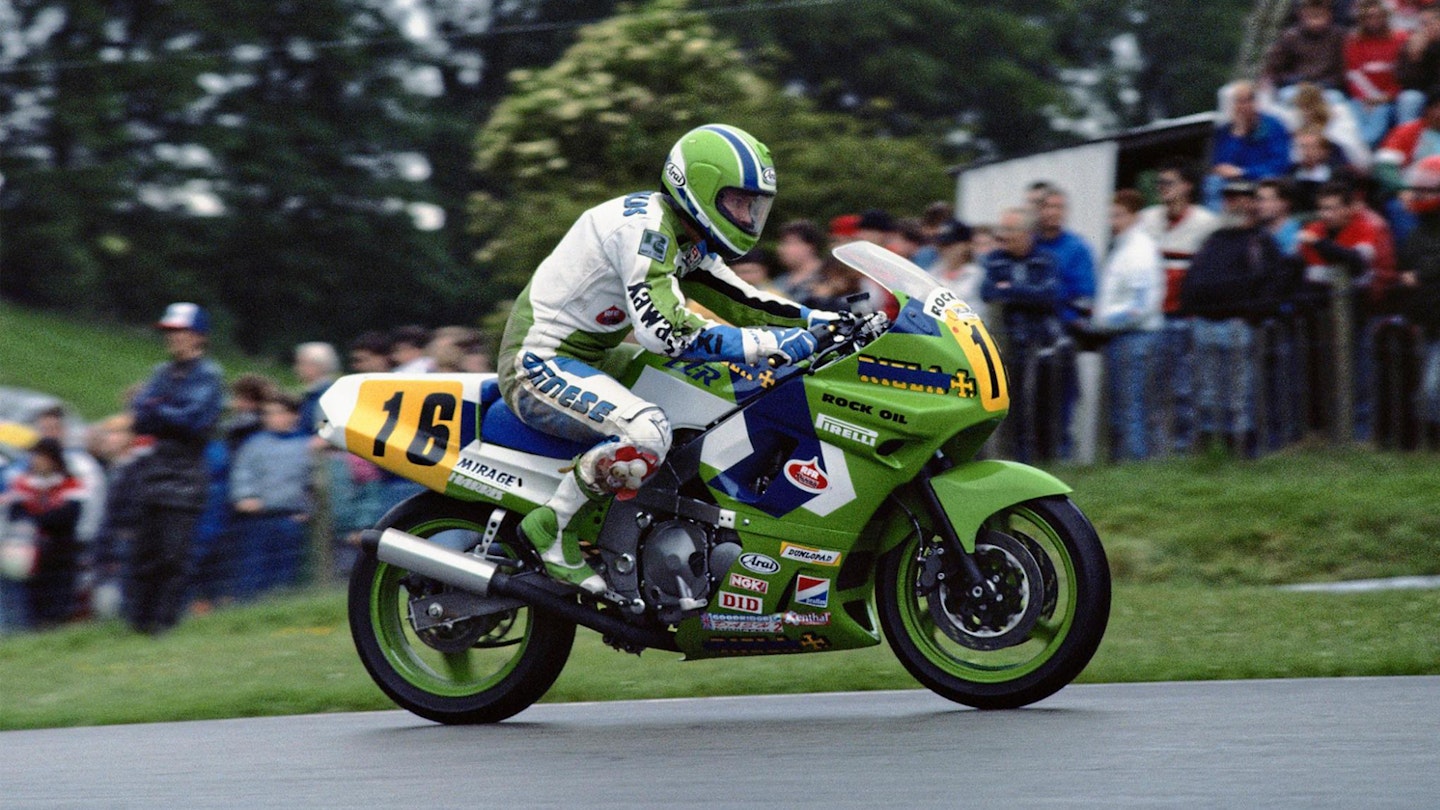 By 1990 John was an established professional, seen here on a ZZ-R600 at Cadwell Park