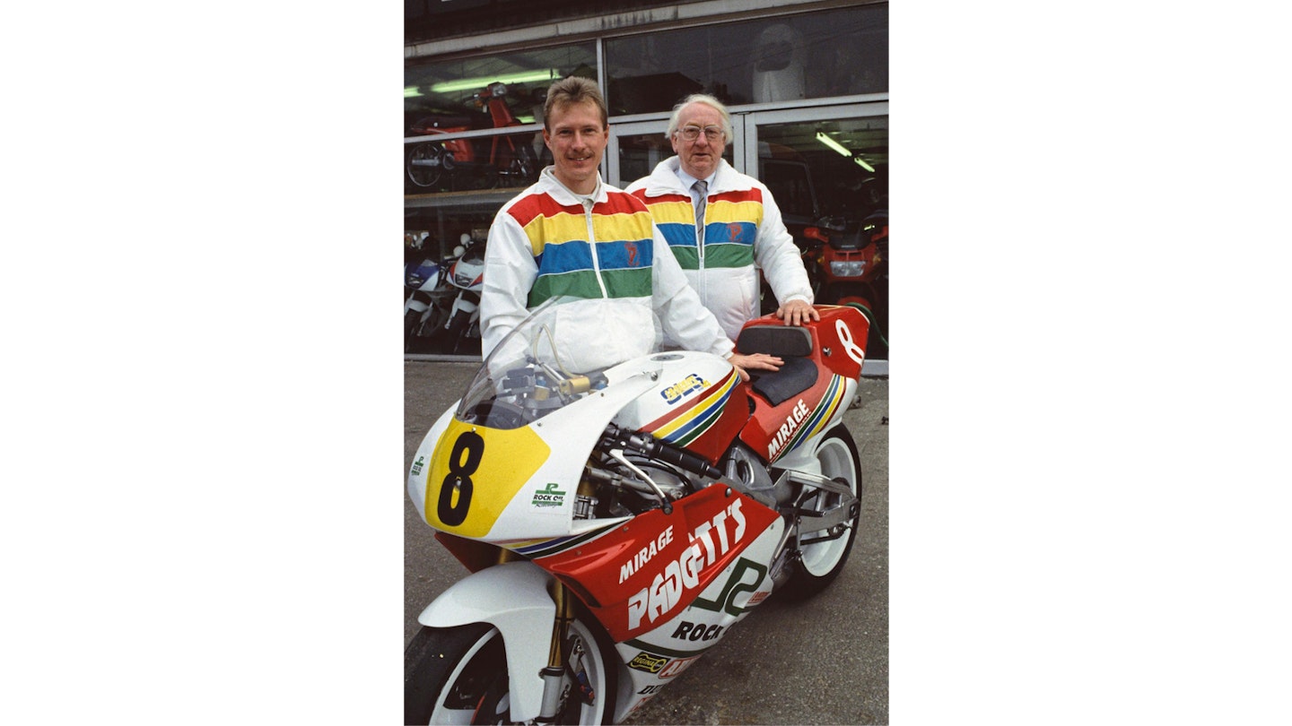 With Peter Padgett and the Harris Yamaha 500GP machine in 1993. John could never solve the bike’s front end problems