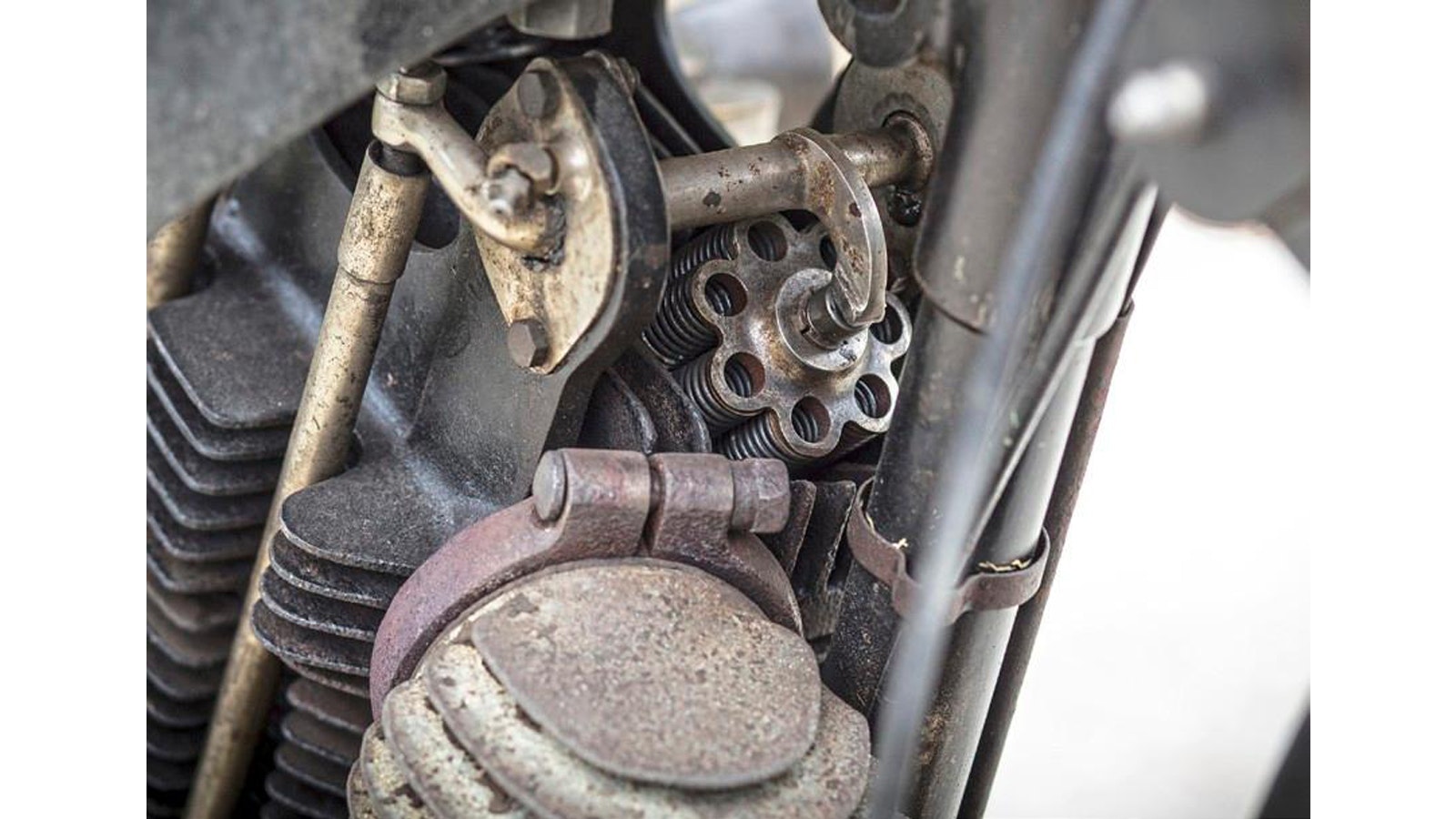 1000cc JAP KTOR valves are supported by seven small springs around the stem