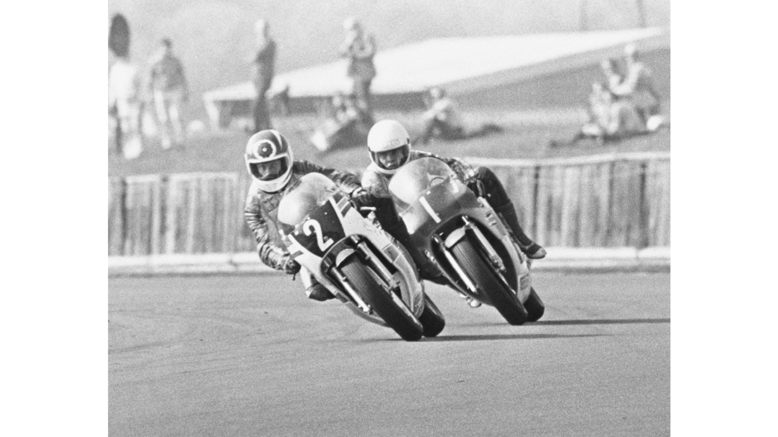 Carl Fogarty (Yamaha TZ250) leads Darren (Honda RS250) in the 1985 Clubmans race at Silverstone. Darren went on to beat Foggy to the title