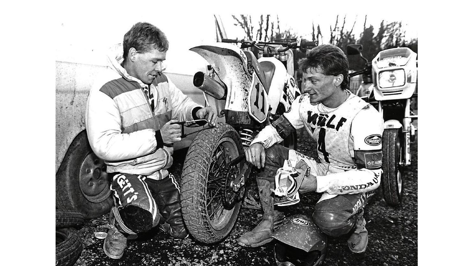 Darren cuts tread into his rear tyre as Foggy watches on. They were racing in the UK’s first supermoto event, at Lydden Hill in 1989