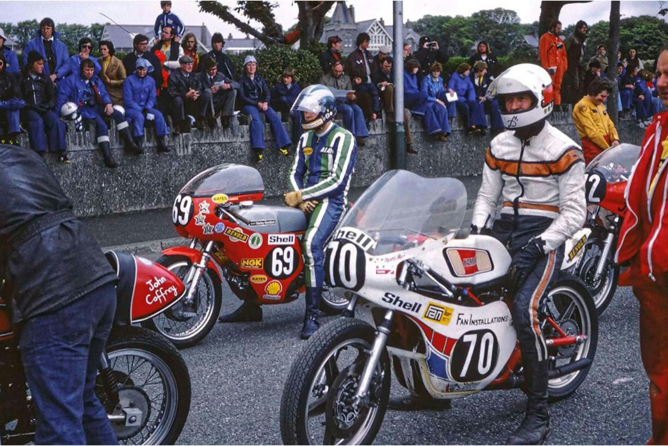 Alan (#69) awaits the start of the 1977 Manx GP on his Aermacchi 350