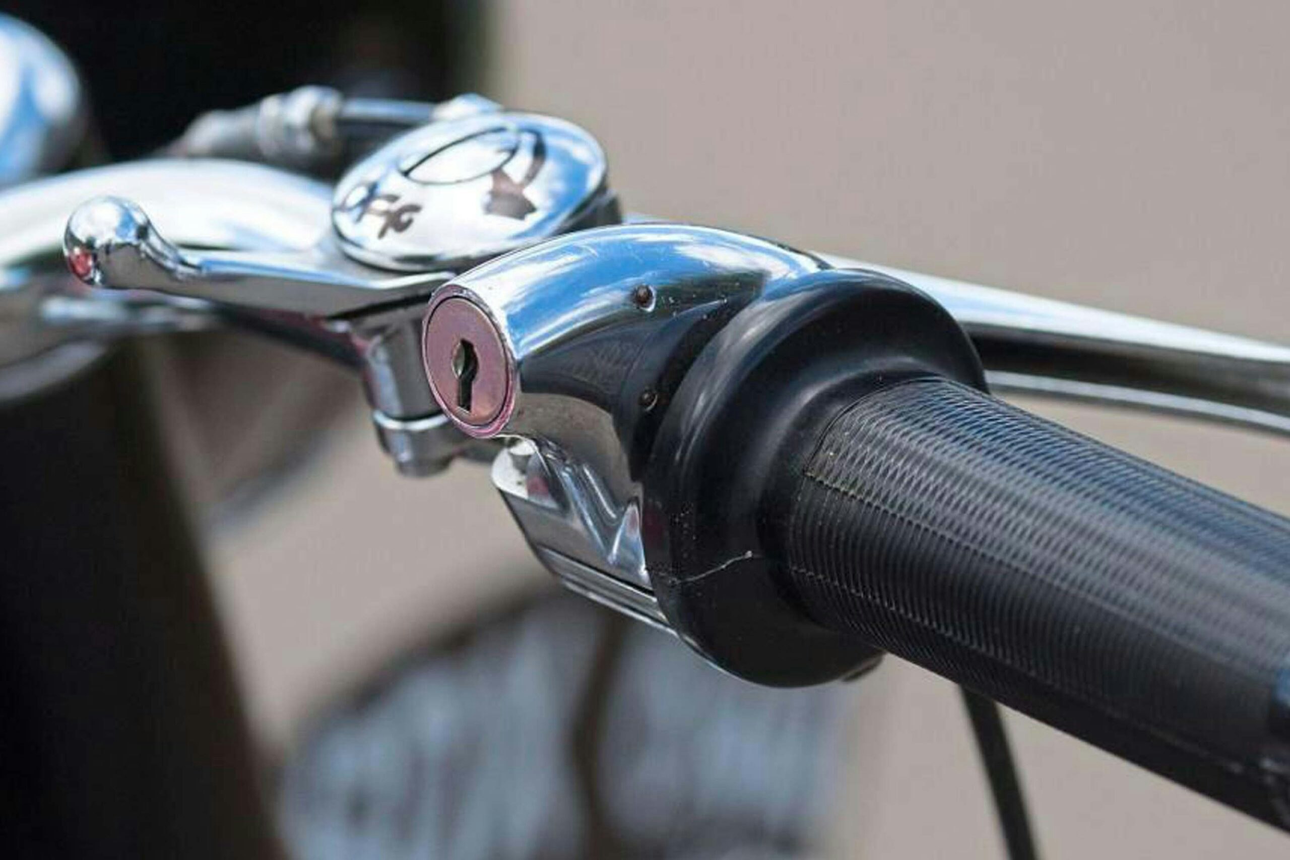 Feridax locking twistgrip was designed to keep café tea-leaves from nicking your bike