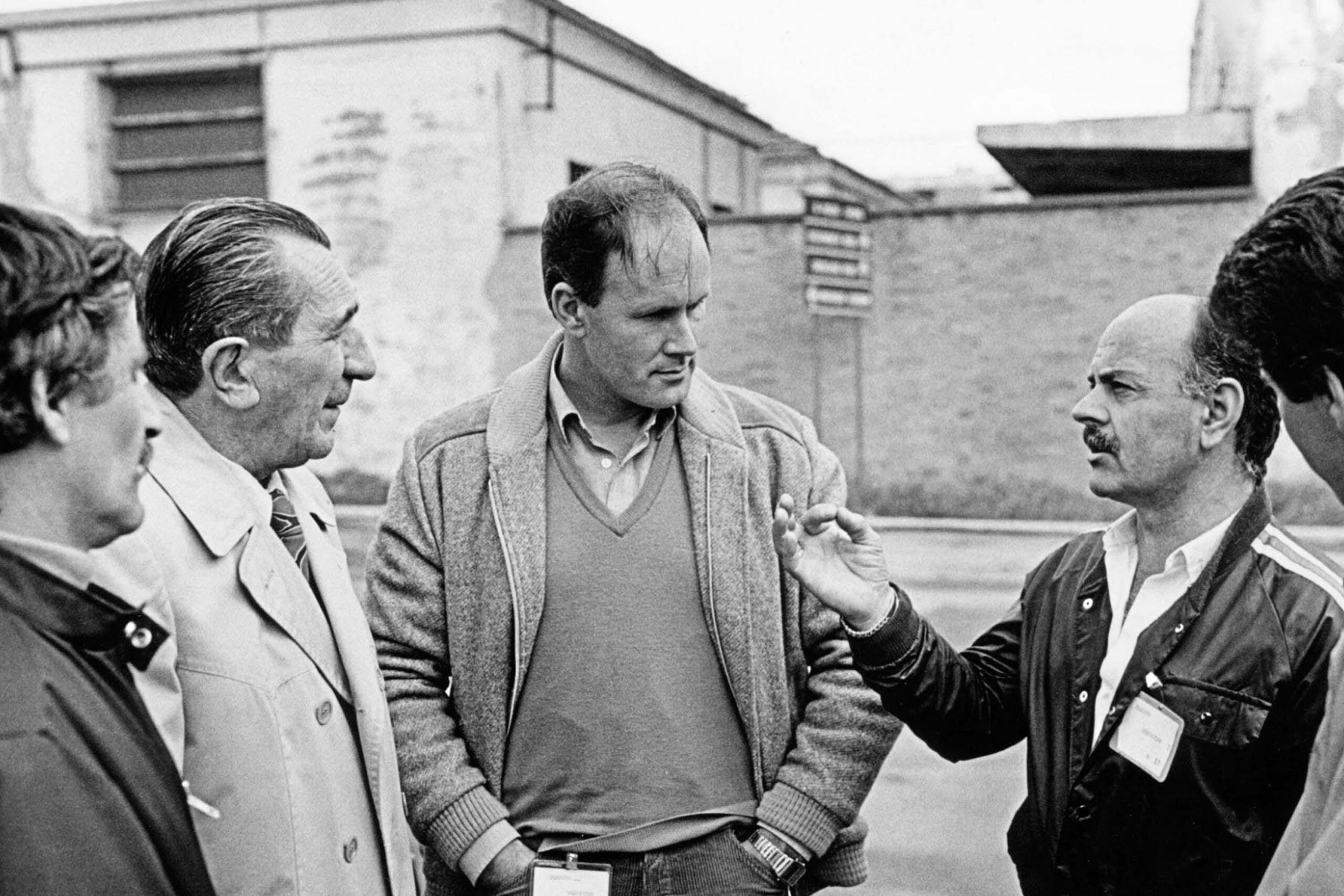rips to Italy allowed Alan (centre) to build relationships with the Ducati chiefs. This shot is from 1983, with Fabio Taglioni, father of the desmodromic valve system (second left) and race tuner Reno Leoni on the right, talking