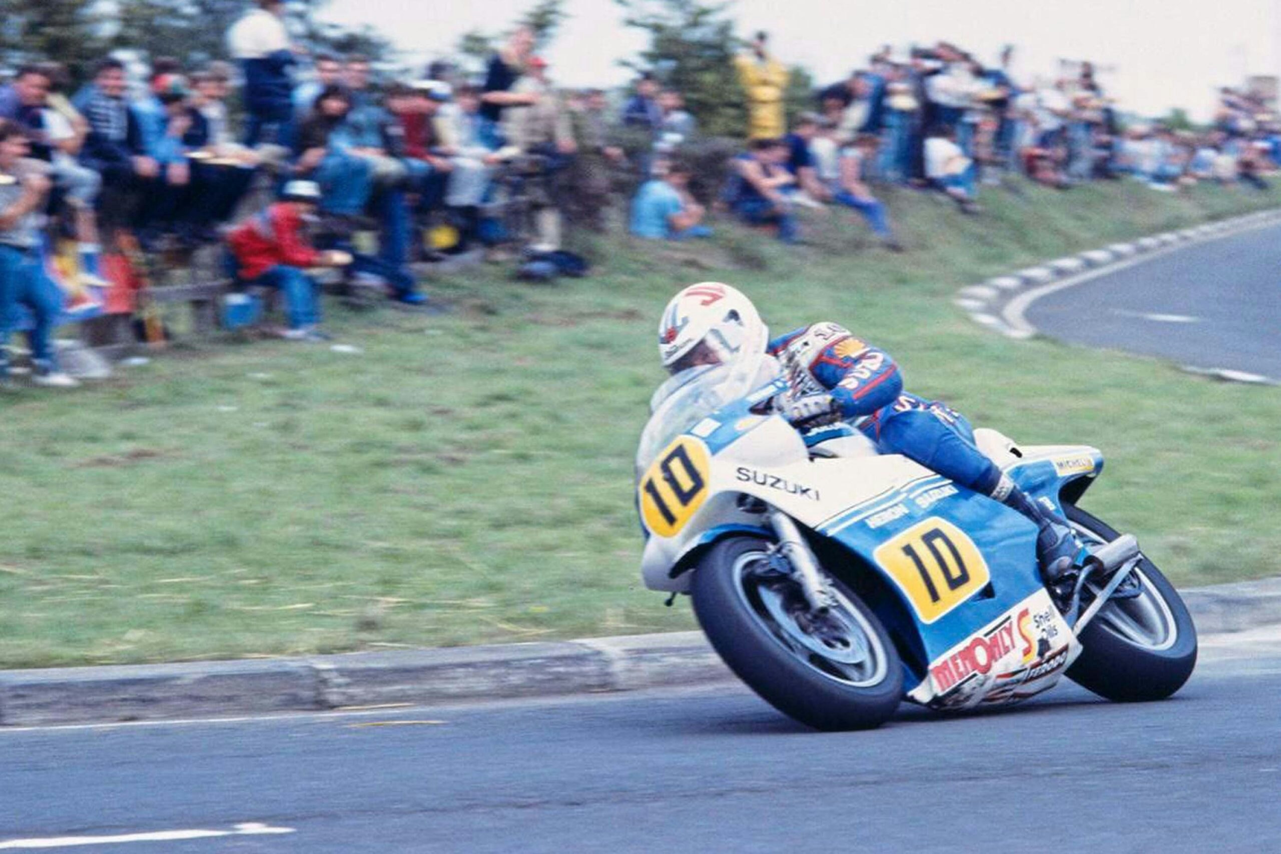 Paul’s rider Rob McElnea leads his team-mate Kevin Schwantz in practice for the British GP at Donington in 1988